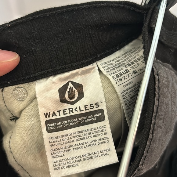 Levi’s black denim shorts size 32 - Picture 3 of 3